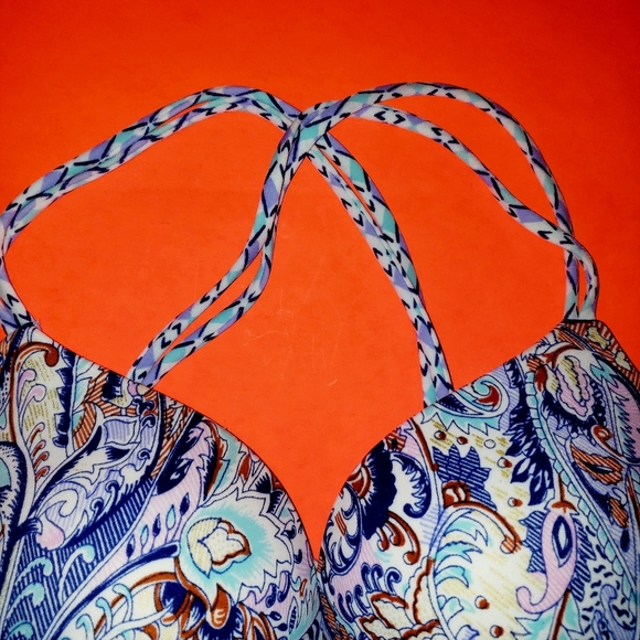 32C LIKE NEW VICTORIA'S SECRET UNDERWIRE BIKINI TOP - Picture 5 of 8